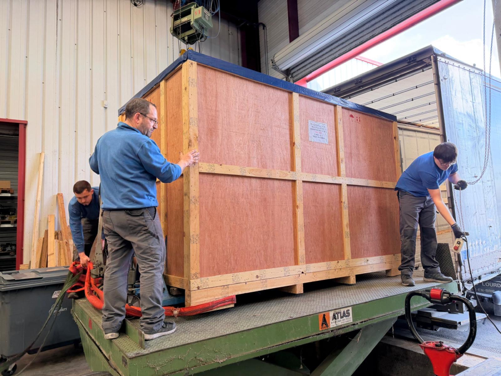 🚛 D&eacute;chargement en cours d&rsquo;une COMPTEUSE NEUVE COUNTEC DMC60-T chez A.FOY.